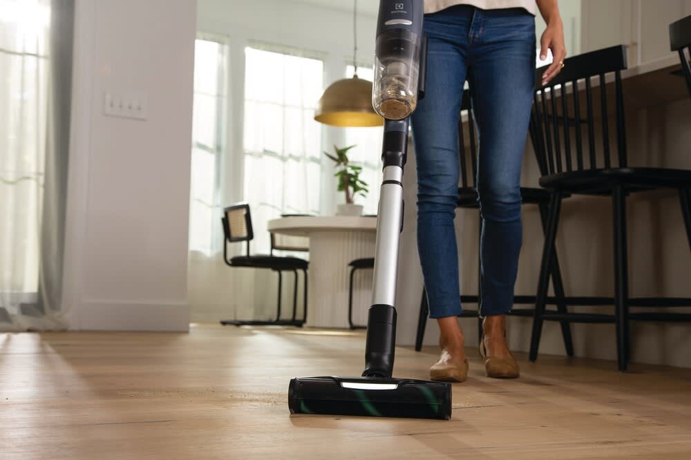 Electrolux EHVS85H3AD Ultimate800™ Multi-Surface Cordless Stick Vacuum ...
