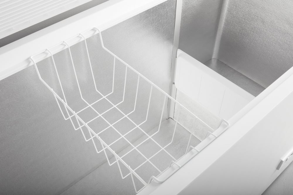 Amana AZC5216LW 55 Inch Chest Freezer 16 cu. ft. Capacity, FreezerTo