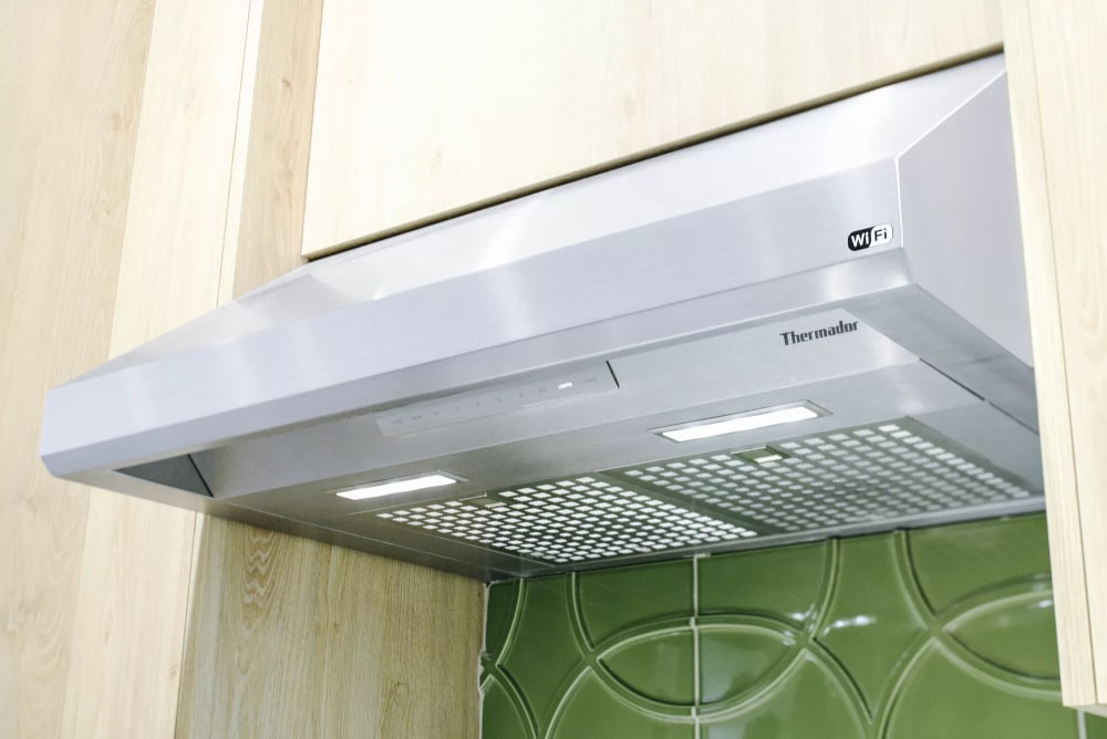 Thermador HMWB30WS 30 Inch Wall Mount Smart Range Hood with 4Speed/600