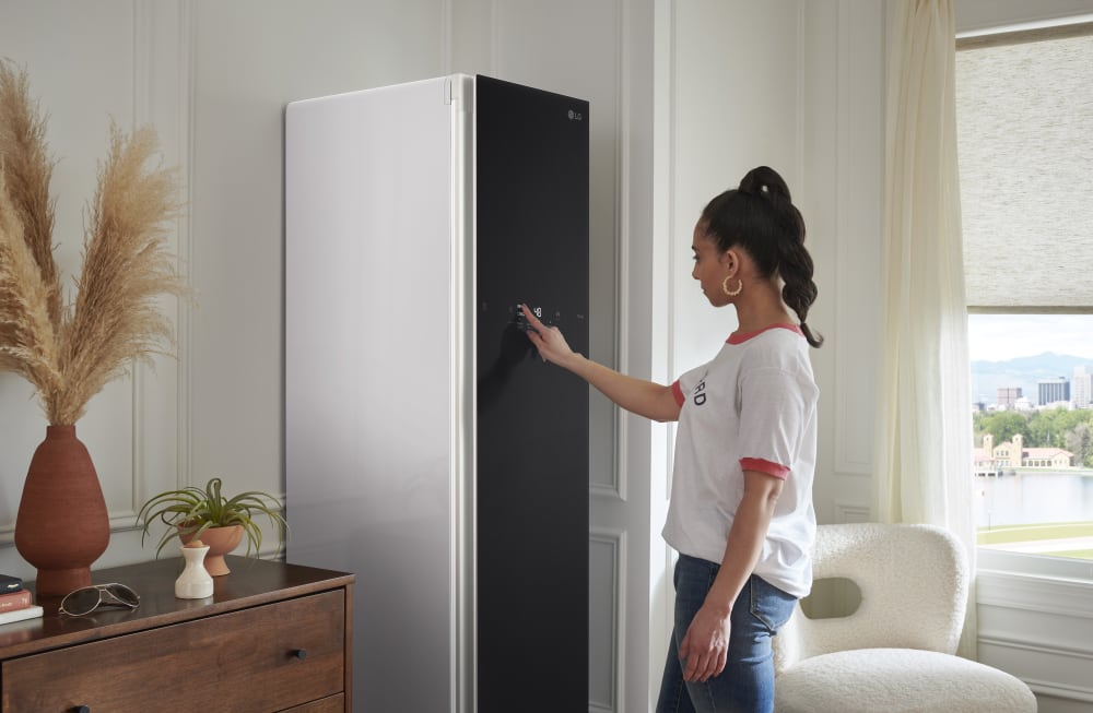 LGスタイラー　S3CW LG S3CW 18 Inch Smart Steam Closet with 11.4 lb. Capacity