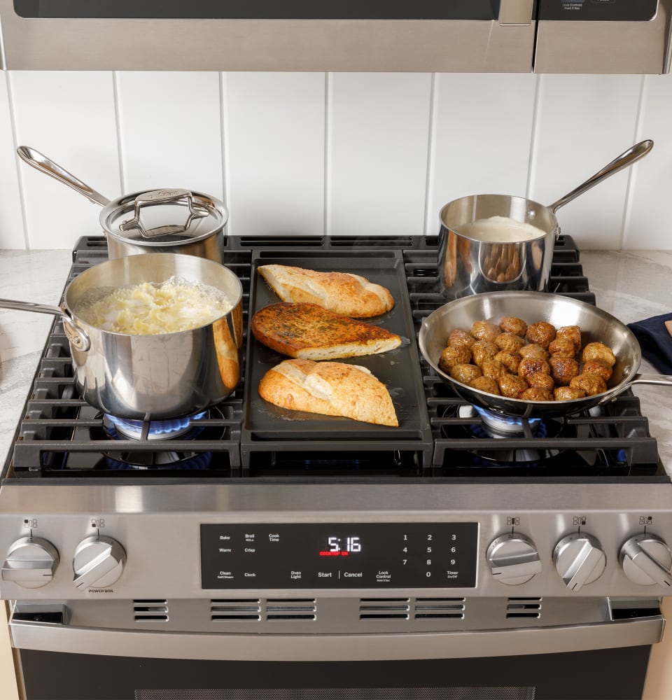 GE GGF600AVSS 30 Inch Freestanding Gas Smart Range with 5 Sealed