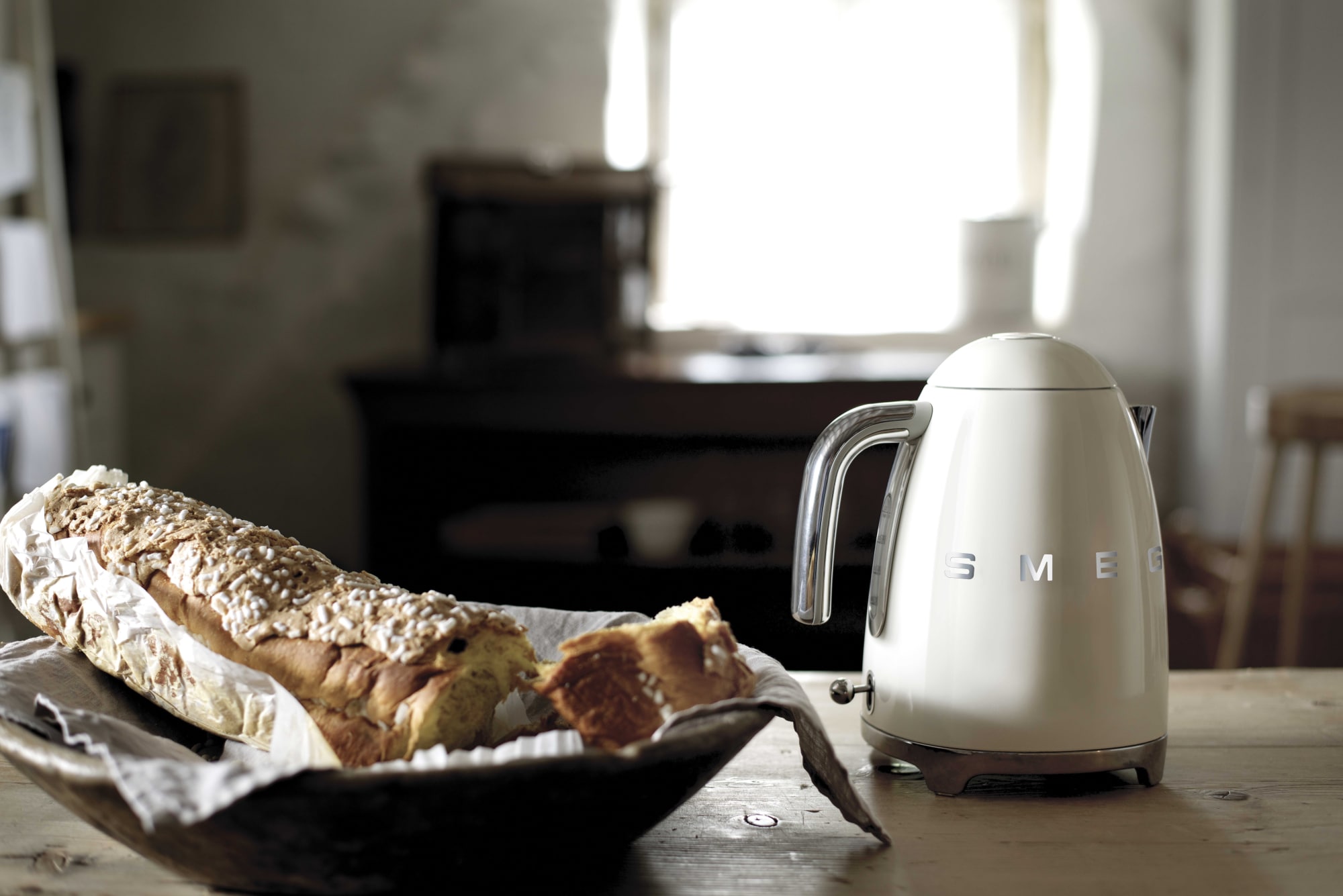 Smeg KLF01CRUS Electric Kettle with 56 oz. Capacity, SoftOpening Lid