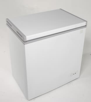Avanti Cf1516 5 3 Cu Ft Chest Freezer With Manual Defrost Defrost Drain Adjustable Temperature Control Removable Storage Basket And Power Indicator Light