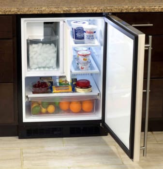 Refrigerator with clear ice maker hot sale