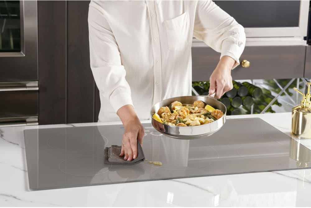 Monogram ZHU30RSTSS 30 Inch Smoothtop Smart Induction Cooktop with 4