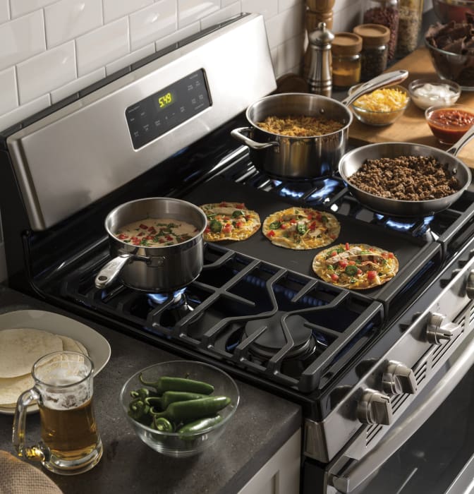 GE JGBS66REKSS 30 Inch FreeStanding Gas Range with 5 Sealed Burners, 5