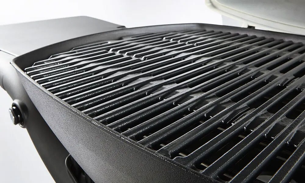 Weber 51060001 Q 1200 Portable Gas Grill with 189 sq. in. Cooking Surface 1 Stainless Steel Burner Cast Iron Cooking Grates Removable Catch Pan Folding Side Tables Lid Thermometer and Electronic Ignit...