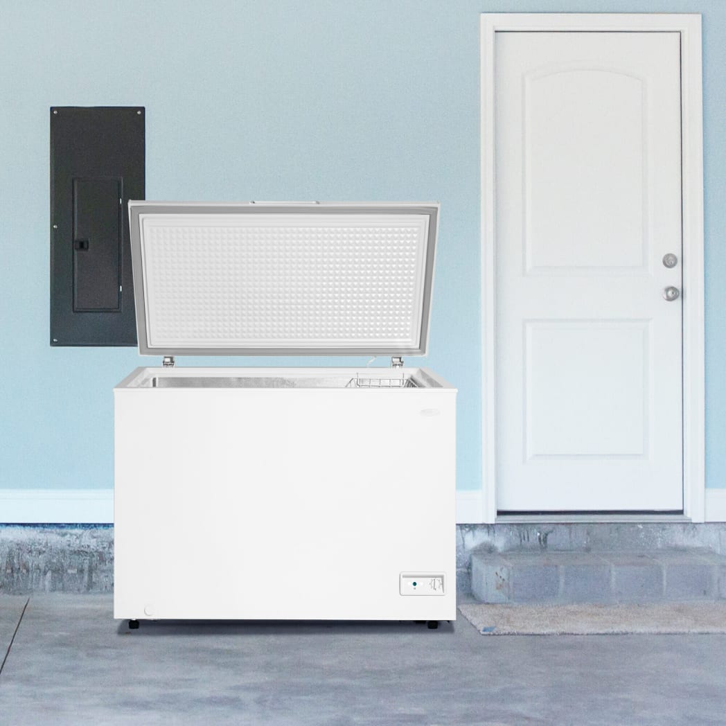 Danby DCF100A6WM 44 Inch Freestanding Chest Freezer with 10 Cu. Ft