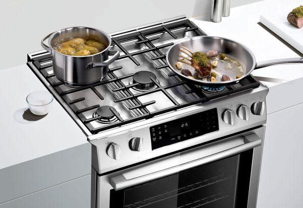 Bosch HGI8056UC 30 Inch Slide-In Gas Range with Convection